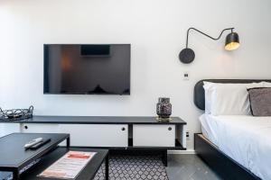 Top Floor Sea Point Studio With Mountain Views