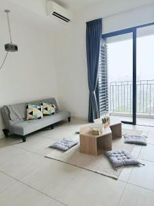 Netflix - City View Pano Studio with Skypool, Free parking and 5 mins to MRT