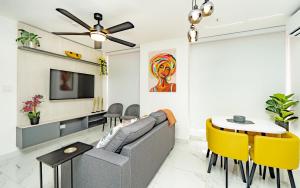 Minimalist Muse Panama