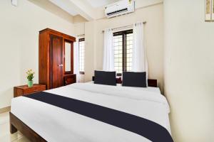 Hotel O Ambalamedu Puthenkurish Road