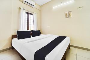 Hotel O Ambalamedu Puthenkurish Road