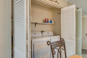 Community Pool and Gym Apt 5 Mi to Laughlin Casinos