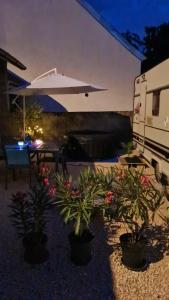 Campings Caravane Zen & Jacuzzi proche des grottes de Beze : photos des chambres