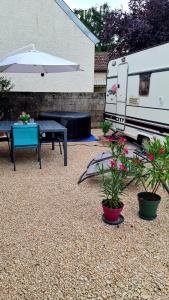 Campings Caravane Zen & Jacuzzi proche des grottes de Beze : photos des chambres