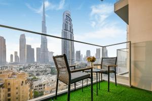 New Luxury 2BR in Burj Royale with Burj Khalifa View from Balcony and 2 minutes to Walk Dubai Mall Swimming pool, Gym, Yoga Room, 500mbps Wifi - 4hvězdičkové hotely ve městě Dubaj