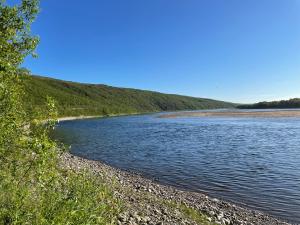 Spacious Riverside Home with Aurora and Wilderness