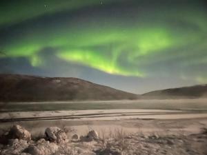 Spacious Riverside Home with Aurora and Wilderness