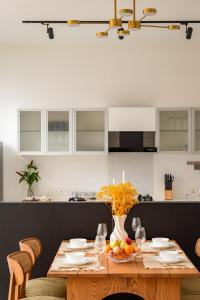 La Agueda 2BHK Luxury Villas 10 minutes from Candolim Beach with Private Pool, Fully Equipped Kitchen, Garden, 24x7 Security & WiFi