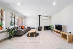 Relaxing Poolside House Escape3B