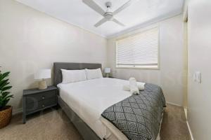 Relaxing Poolside House Escape3B