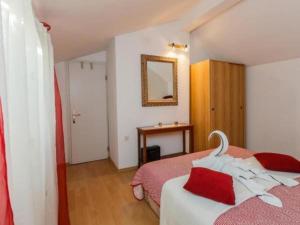 Apartments Roda - One Bedroom Apartment with Terrace Mira - ST