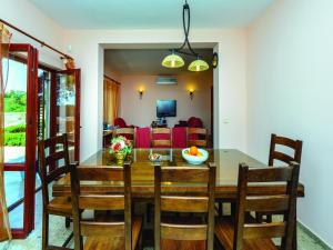 Villa Anka - Five-Bedroom Villa with Terrace and Swimming Pool