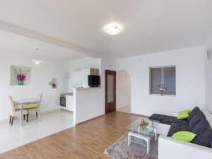 Apartment Manuela - One-Bedroom Apartment with Balcony and Sea View