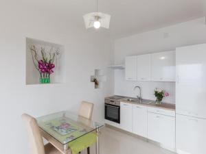 Apartment Manuela - One-Bedroom Apartment with Balcony and Sea View