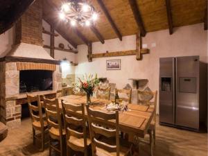 Villa Falcon Rook - Four-Bedroom Villa with Terrace and Swimming Pool