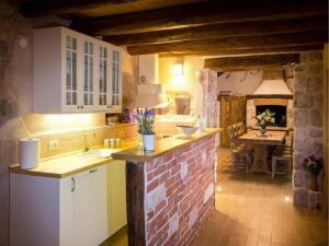 Villa Falcon Rook - Four-Bedroom Villa with Terrace and Swimming Pool