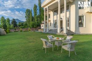 StayVista at Palais Vienna with Lawn, Bonfire & BBQ