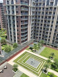 WP1102 Facing pool view near MOA