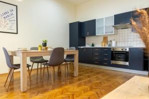 Designer Stay - City Views in the Heart of Town