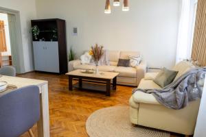 Designer Stay - City Views in the Heart of Town