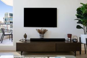 Cyan skies, Elizabeth Bay I90