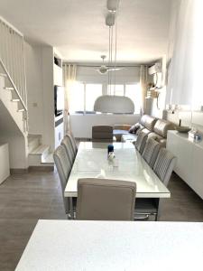 CASA CLARO maison familiale 4 chambres tout confort, jacuzzi privé, piscine commune, quartier résidentiel Los Balcones