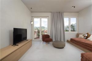 Modern Apartment with Skyline Views