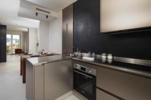 Modern Apartment with Skyline Views