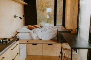 Chalets Parcel Tiny House l-Atree au bord d-un etang : photos des chambres