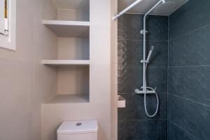 The Portside Getaway - 2BR, 2BA Duplex in Piraeus