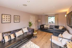 Spacious and Bright 5-bed Home in Nottingham by Renzo, Driveway, Sleeps 9!