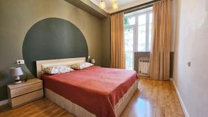 Bright 1BR flat in the city centre Tsereteli ave