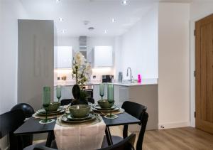 1 Bed Prime Jewellery Qtr - Walk to CBD and Metro