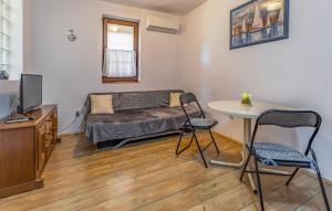 1 Bedroom Nice Apartment In Medulin 