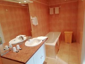 Chalets Charming Chalet with Swimming Pool in Quend : photos des chambres