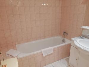 Chalets Charming Chalet with Swimming Pool in Quend : photos des chambres