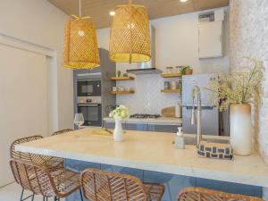 Modern 2BR Pool Villa Santori Near Fishermans