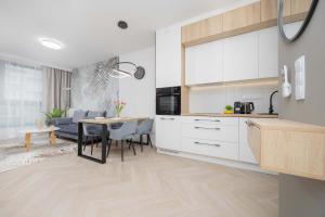 Grzybowska Stylish Apartment with Air Conditioning in Warsaw Wola by Noclegi Renters