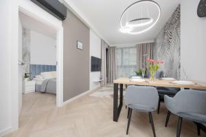 Grzybowska Stylish Apartment with Air Conditioning in Warsaw Wola by Noclegi Renters