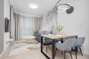 Grzybowska Stylish Apartment with Air Conditioning in Warsaw Wola by Noclegi Renters
