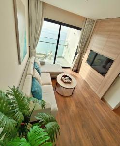 A La Carte Ha Long Oceanview Panoramic 2BR2WC 75m2 Residence Suite with balcony