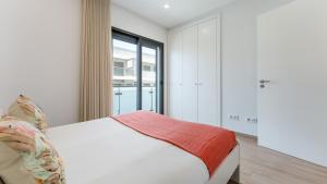 Elegant 2BDR Apartment in Quarteira by Lovelystay