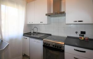 2 Bedroom Cozy Apartment In Montoggio