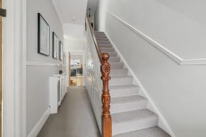 SPACIOUS & STYLISH 5-BEDROOM TOWNHOUSE IN DESIRABLE PEVERELL PLYMOUTH