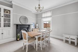 SPACIOUS & STYLISH 5-BEDROOM TOWNHOUSE IN DESIRABLE PEVERELL PLYMOUTH