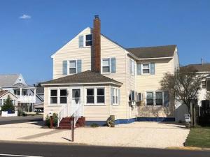 Just Moments From The Causeway Bridge This Charming Spacious Five-Bedroom 2 Bath Home Is Located In Ship Bottom On The Island Of Lbi Wifi