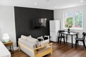 London Loft Studio | Modern & Bright Retreat