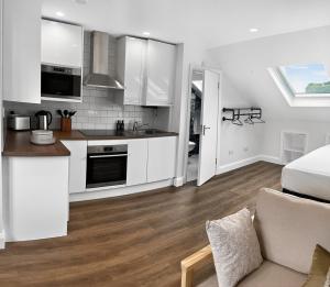 London Loft Studio | Modern & Bright Retreat