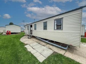 Great 8 Berth Caravan With Unlimited Wi-Fi At Seawick Holiday Park, Ref 27213Sw