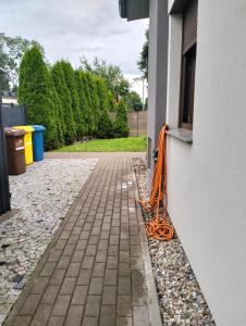 Casa con jardín vallado